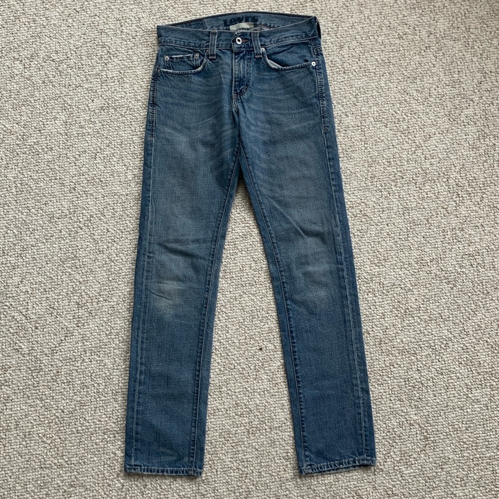 Levi’s, straight leg skinny, low waisted jeans. Size 28W 30L.